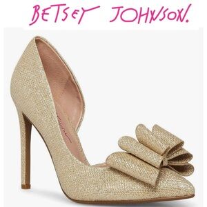 Betsey Johnson Prince D’Orsay Bow Gold Slip On
4” Heels Pointed Toe Pumps Sz 7.5